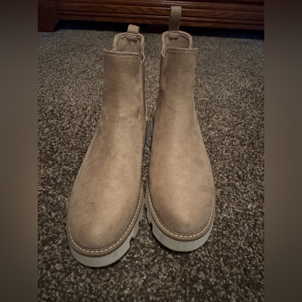 Chinese Laundry Women's Suede Chelsea Lug Sole Ankle Pull On Boots Beige Size 9